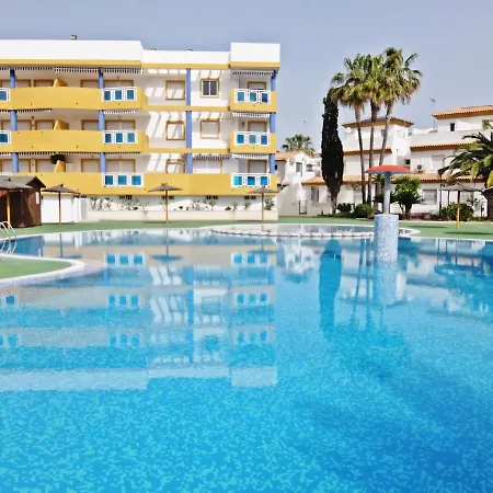 Familiar Junto A La Playa De San Fernando -